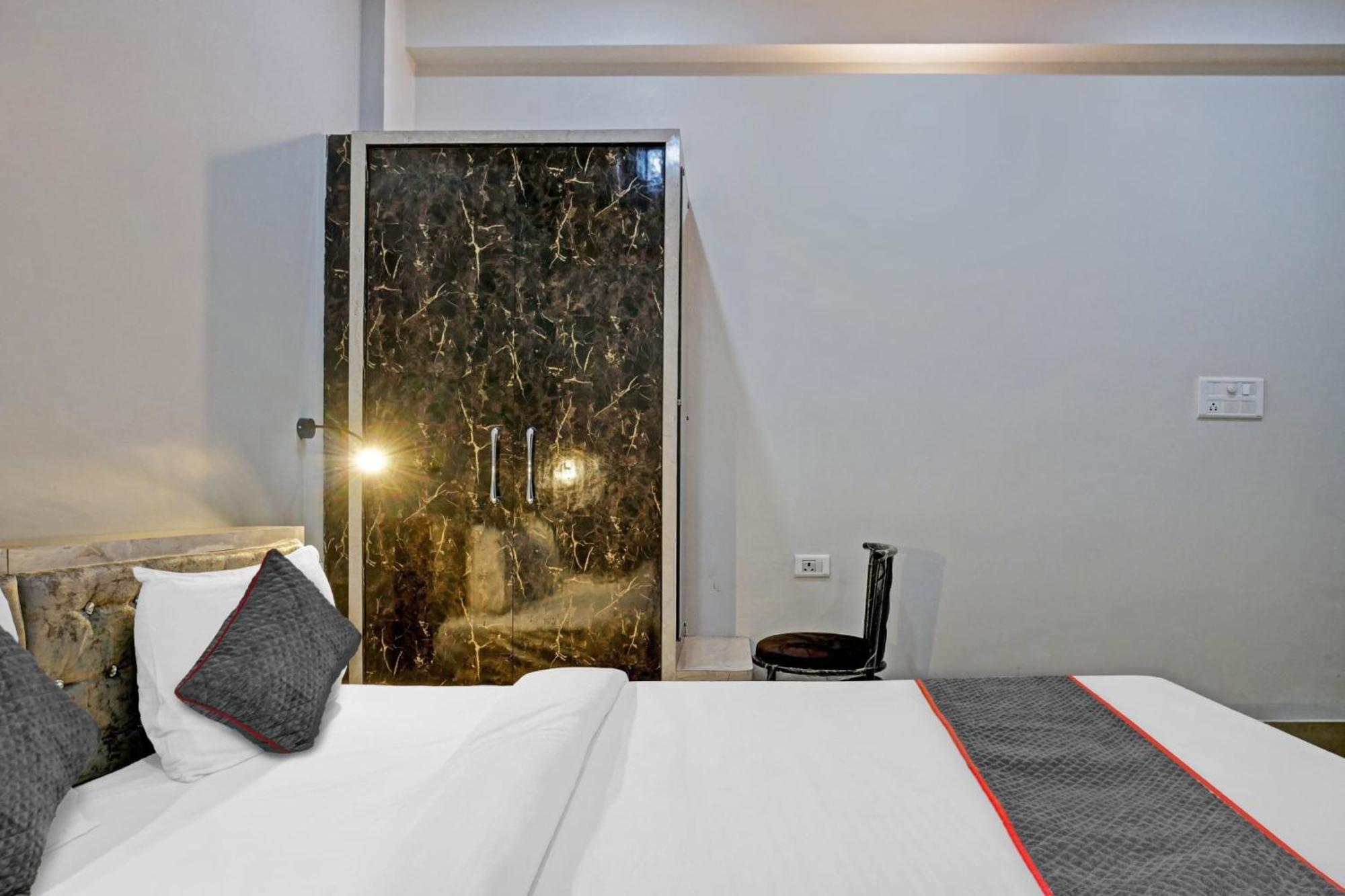 Отель Townhouse Navneeta Grand Kakarmatha Экстерьер фото