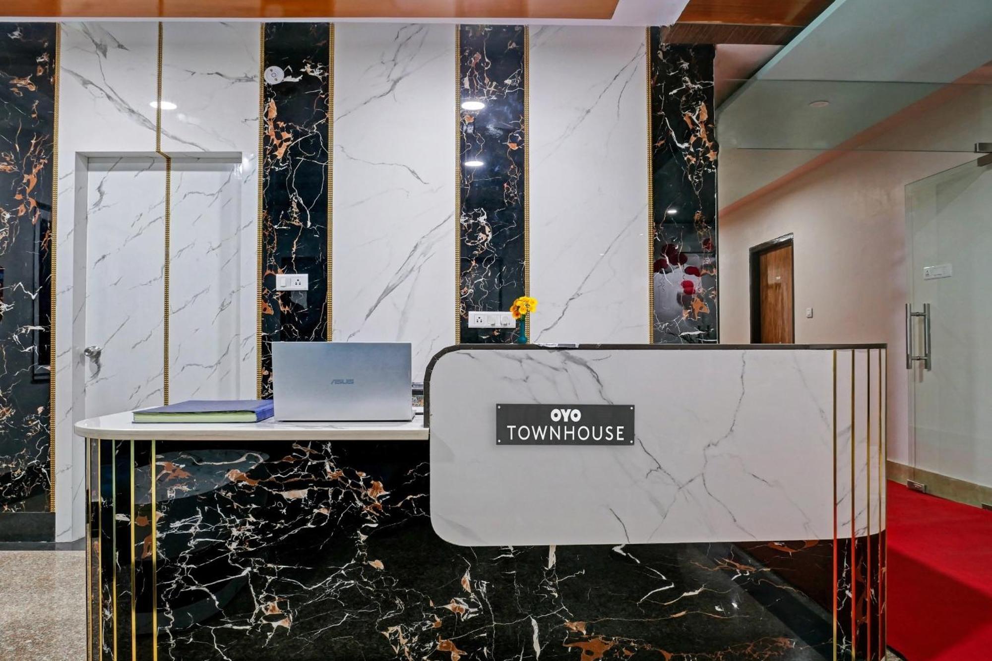 Отель Townhouse Navneeta Grand Kakarmatha Экстерьер фото