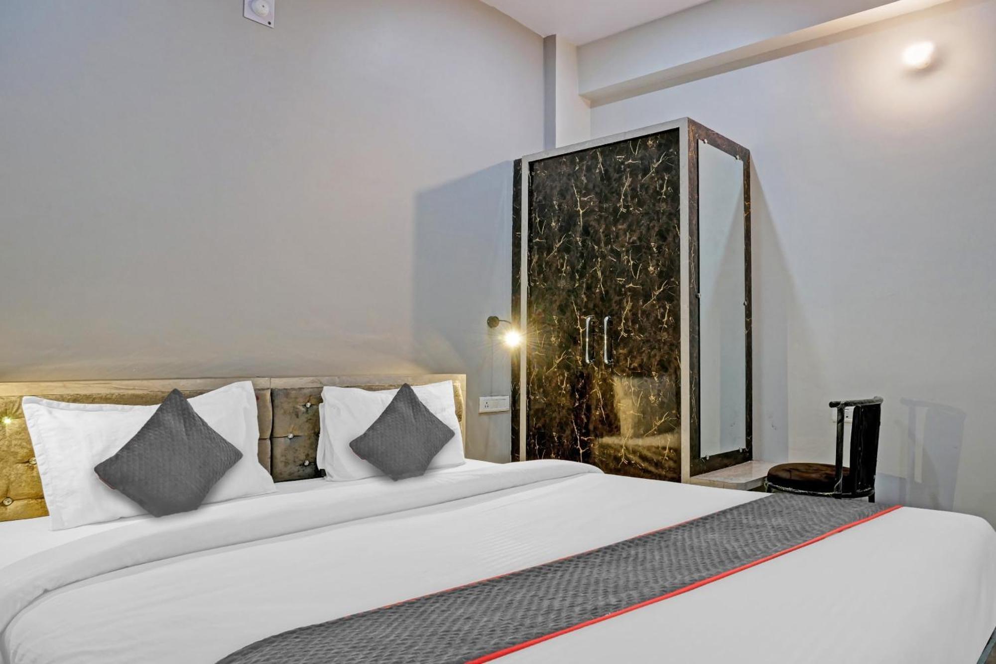 Отель Townhouse Navneeta Grand Kakarmatha Экстерьер фото