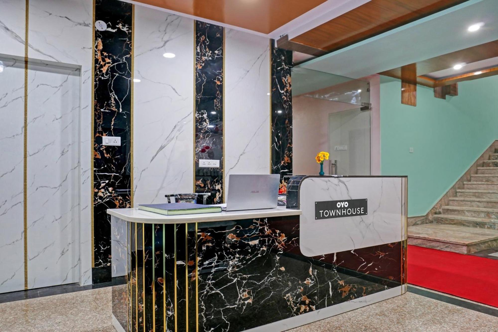 Отель Townhouse Navneeta Grand Kakarmatha Экстерьер фото