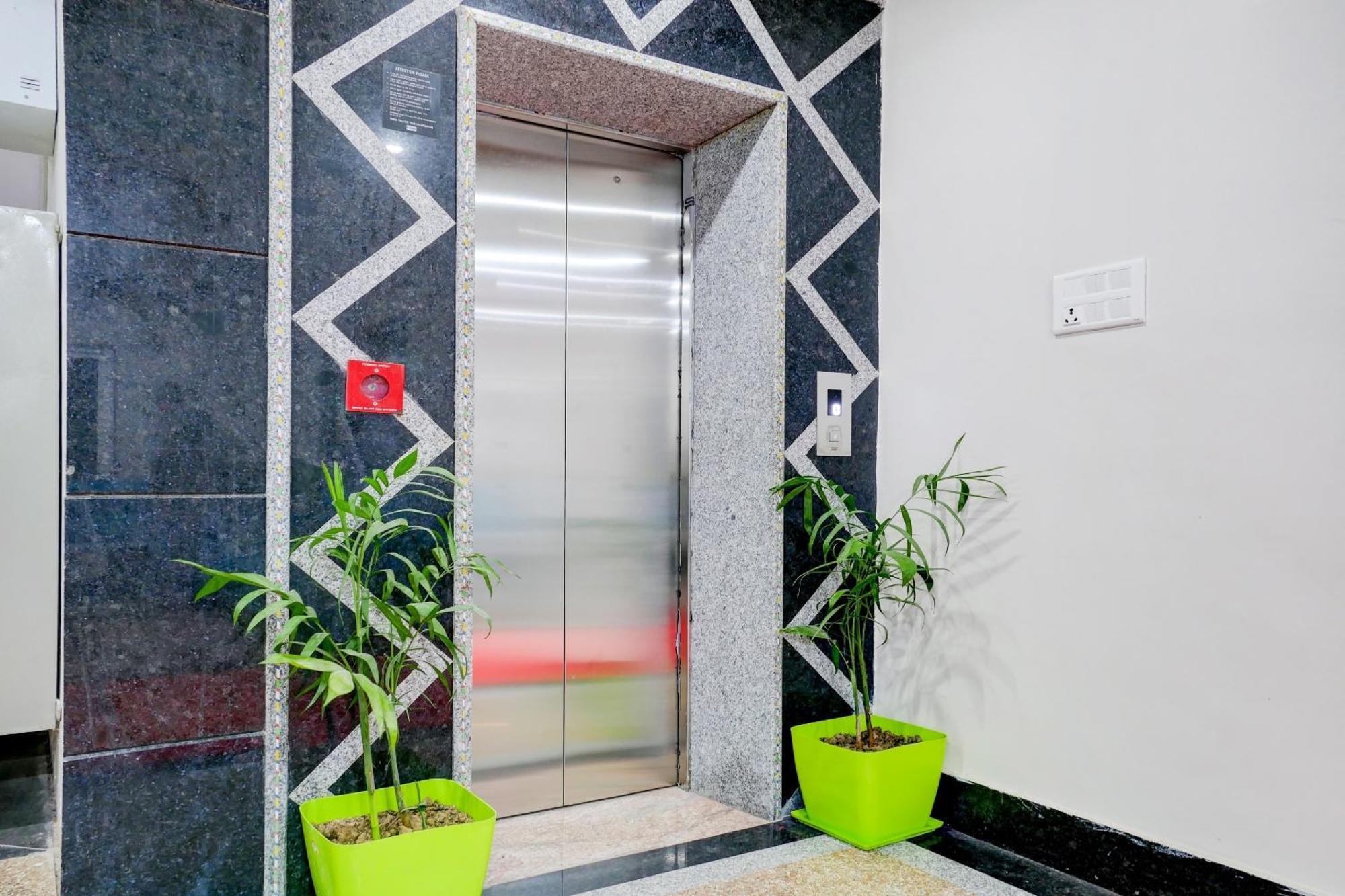 Отель Townhouse Navneeta Grand Kakarmatha Экстерьер фото