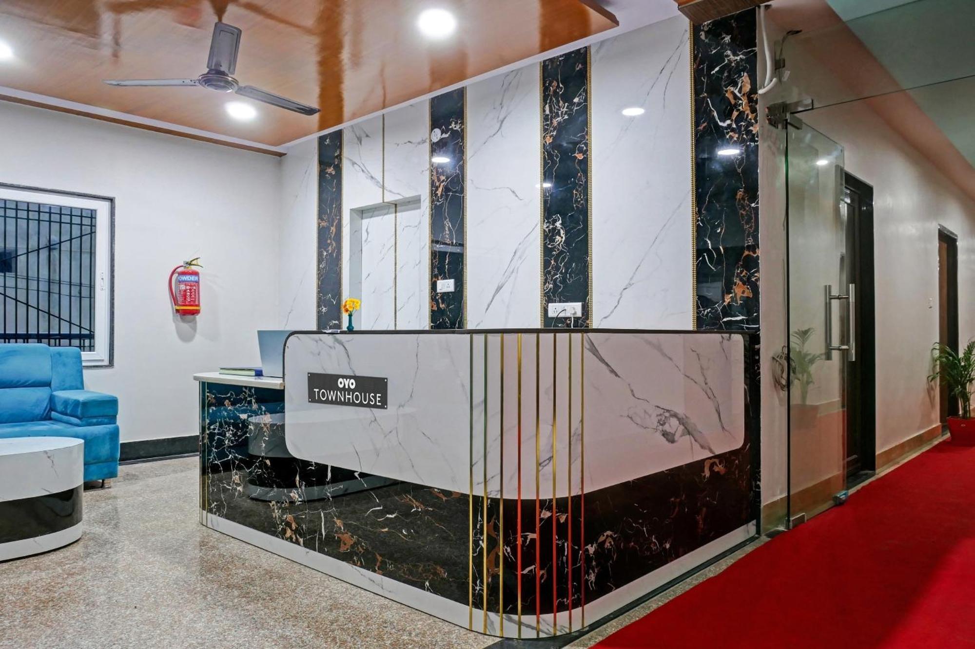 Отель Townhouse Navneeta Grand Kakarmatha Экстерьер фото