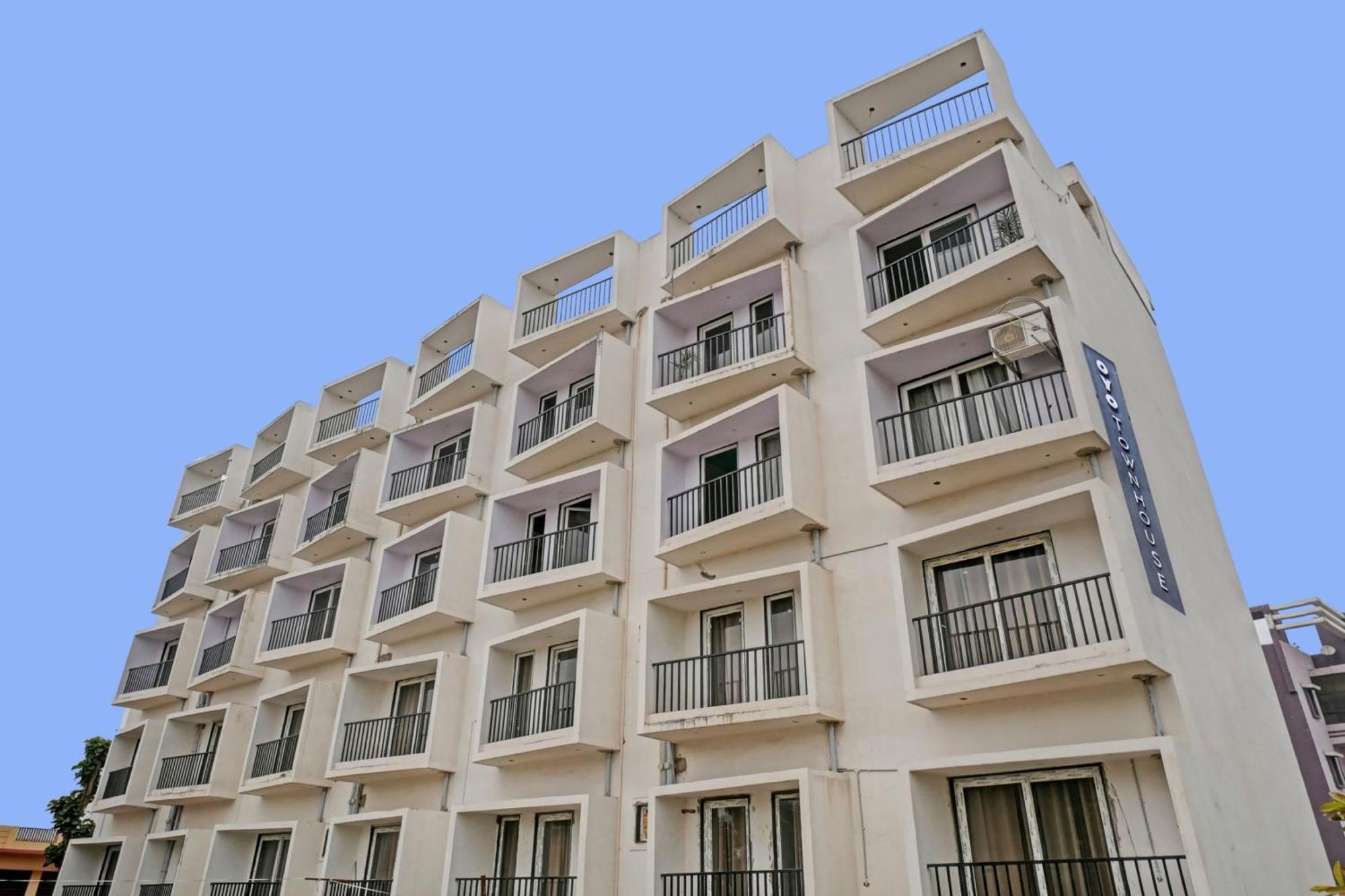 Отель Townhouse Navneeta Grand Kakarmatha Экстерьер фото